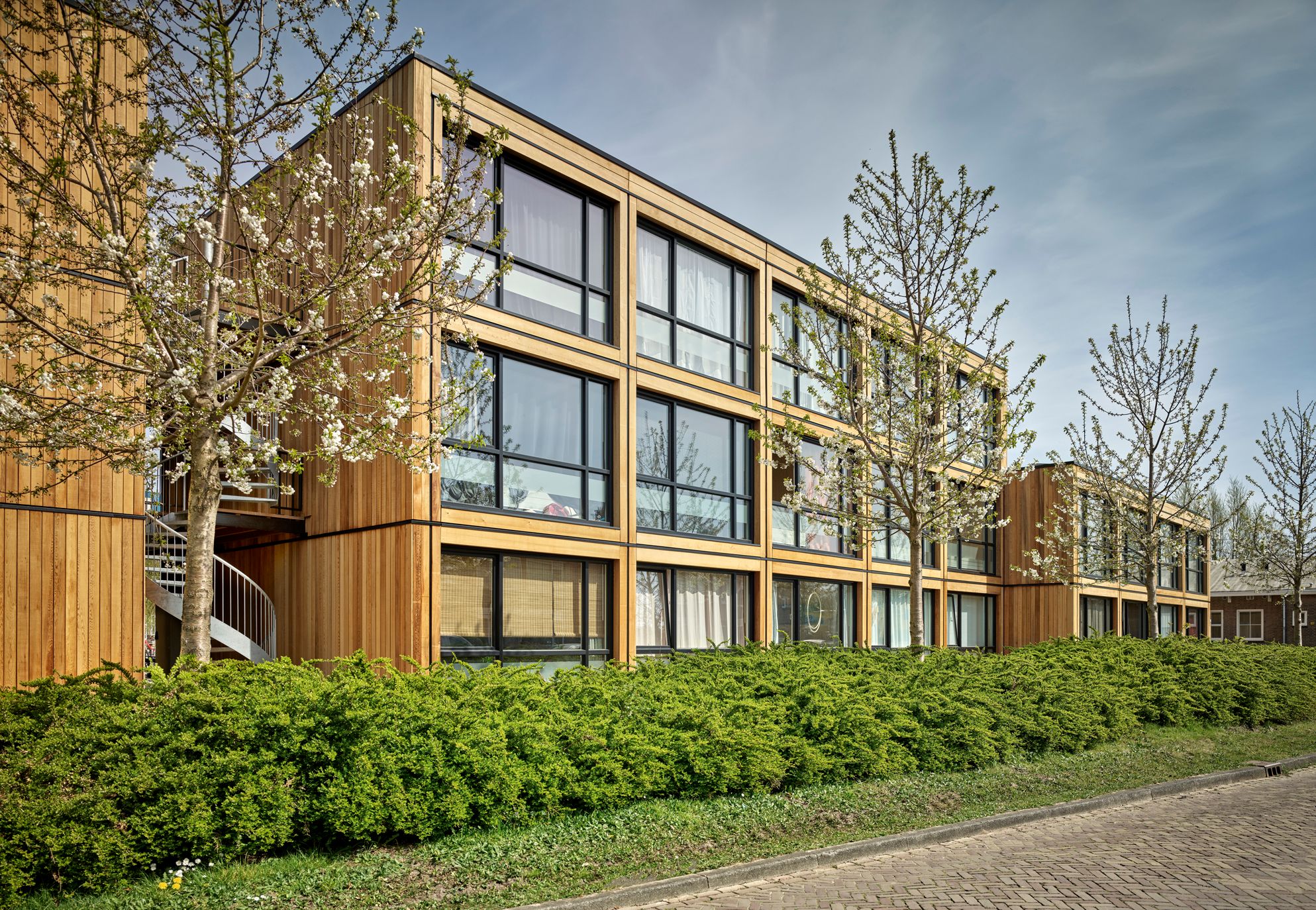 Houten woonstudio met grote raampartijen aan Van Oostsanenkade in Alkmaar