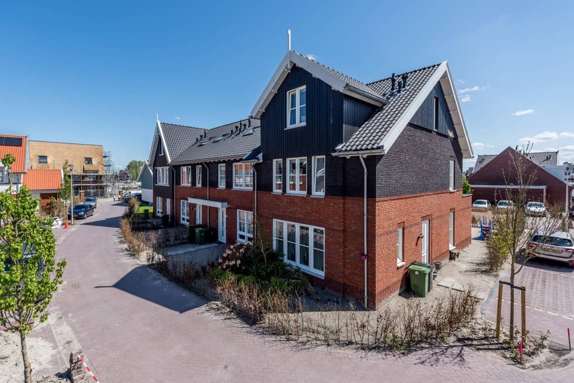 Huis met oranje en zwart van bovenaf gemaakt