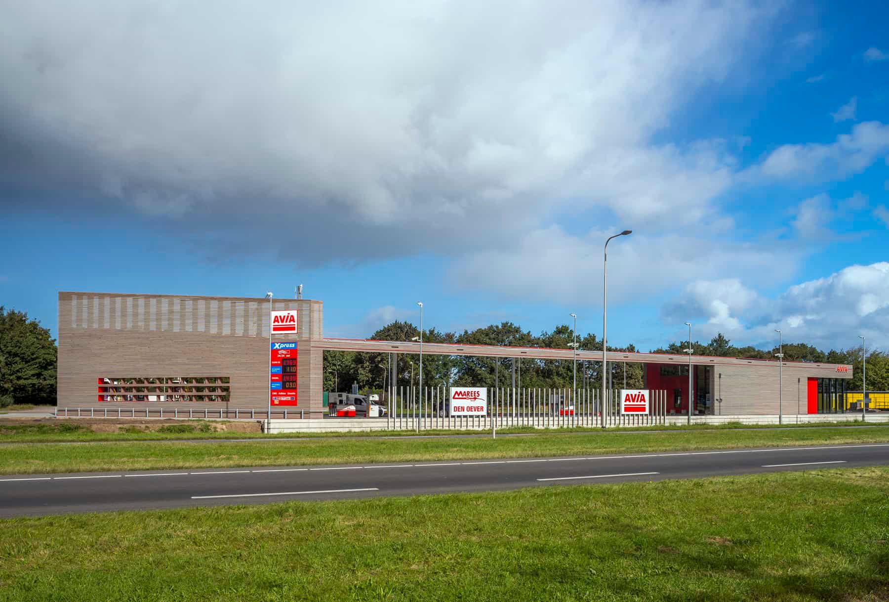 Tankstation aan de weg omringd met gras