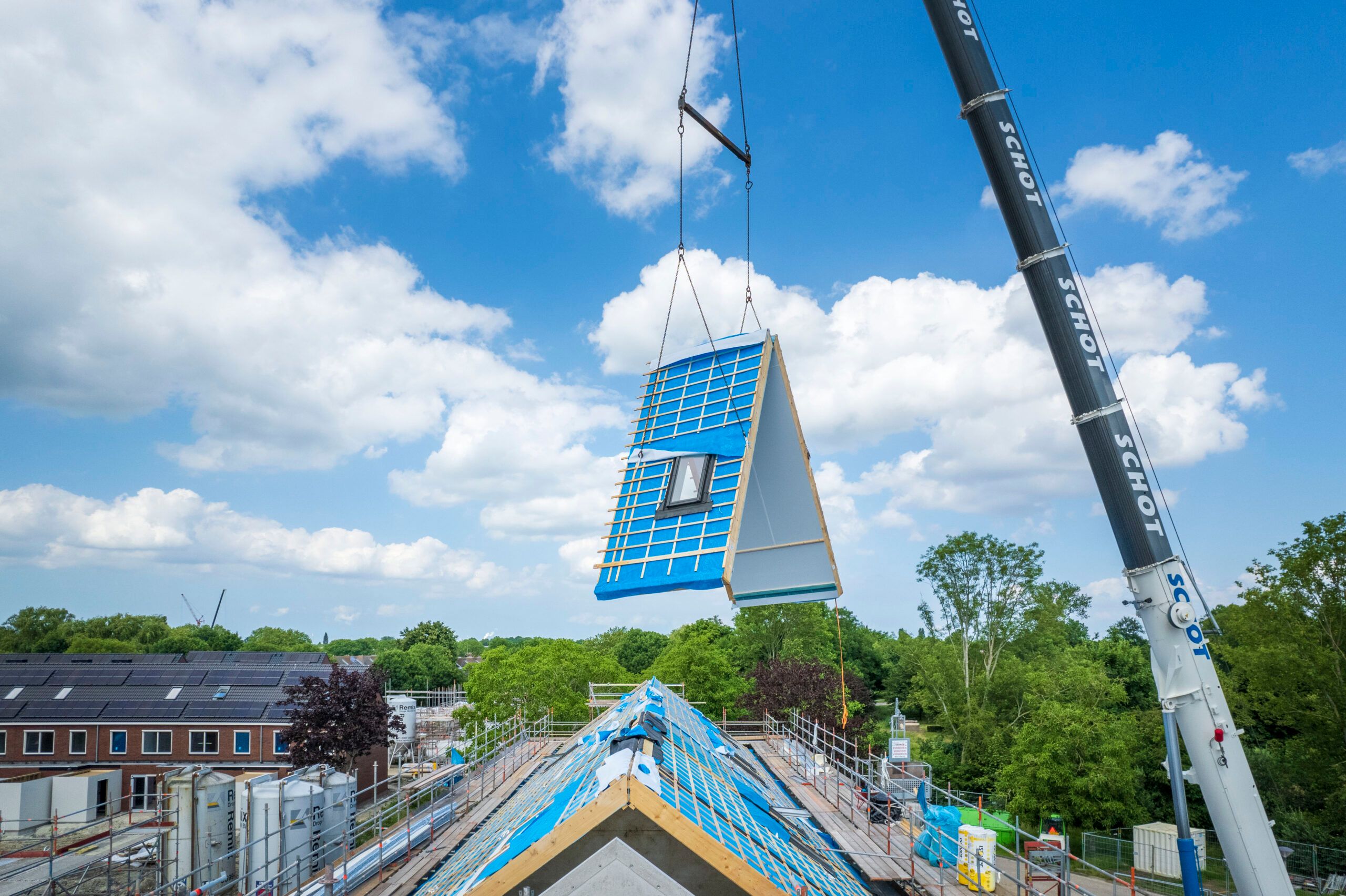 Prefab houtbouw dakelement geplaatst door kraan