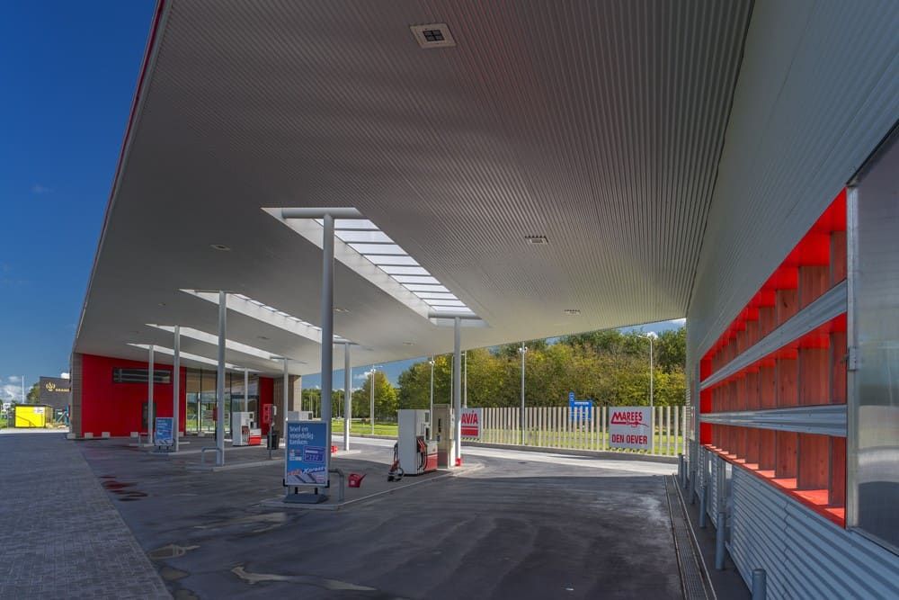 Binnenkant van tankstation met grijze tegels