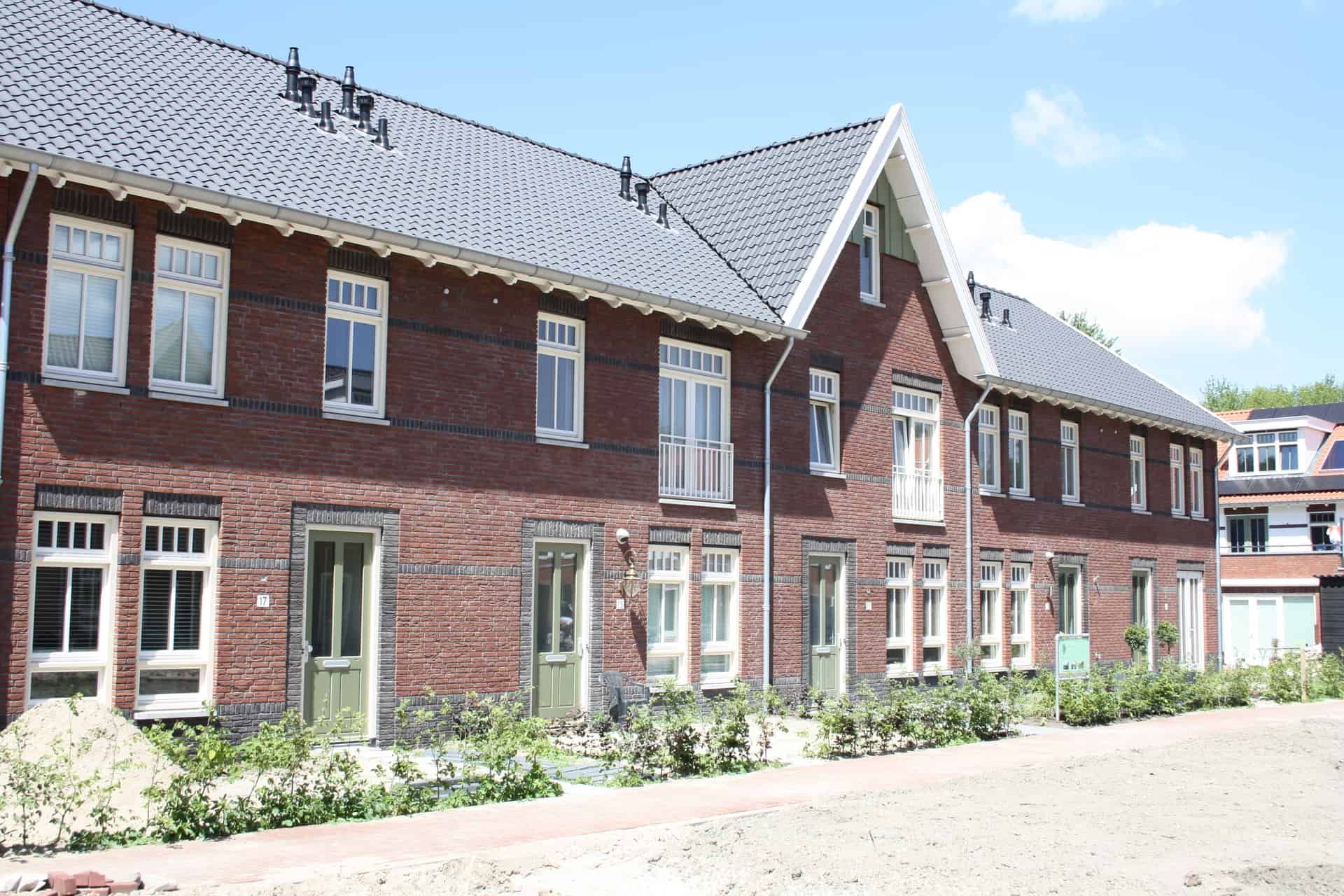 Wooncomplex met rode stenen en zwarte daken