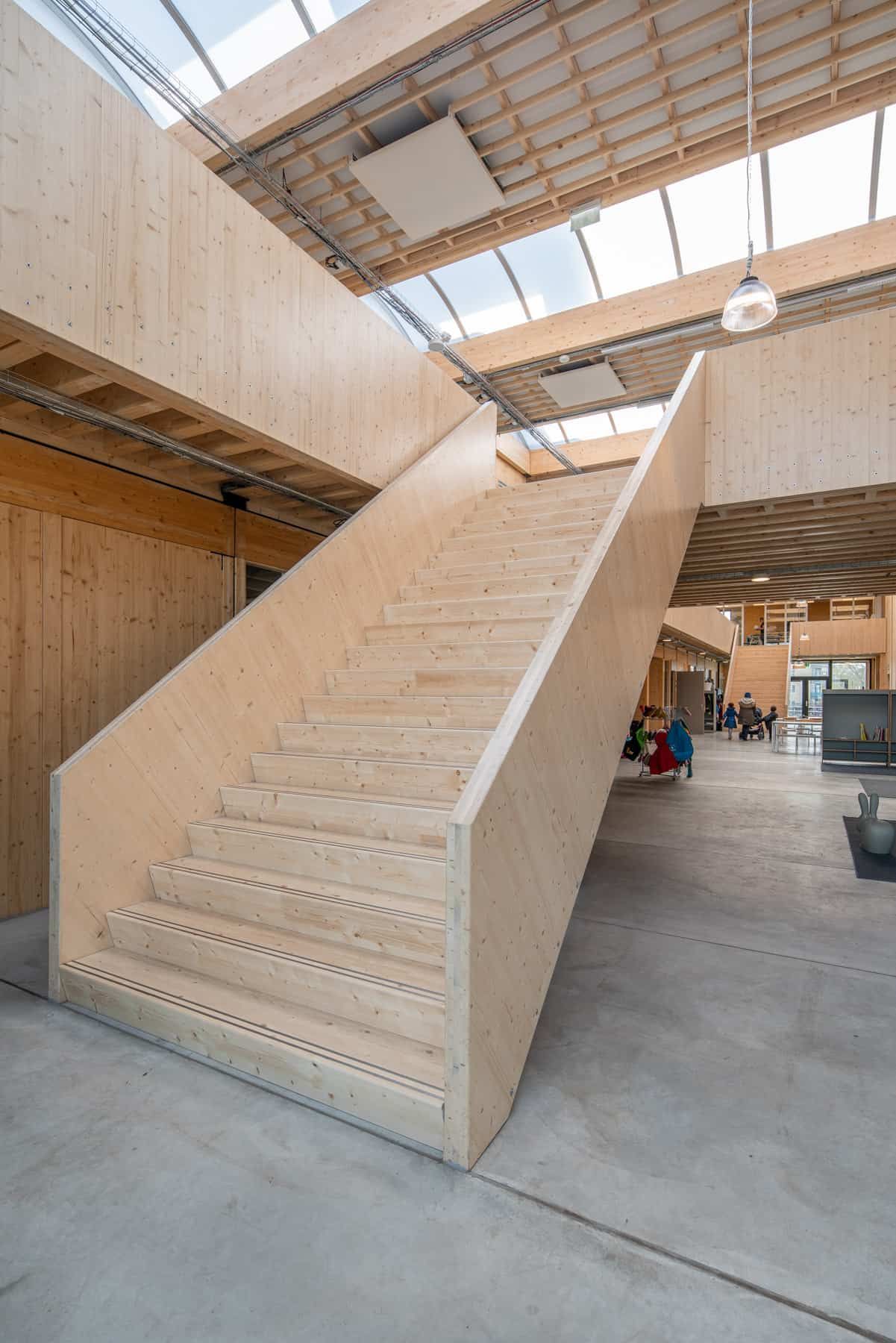 Houten trap van de basisschool Klein Amsterdam