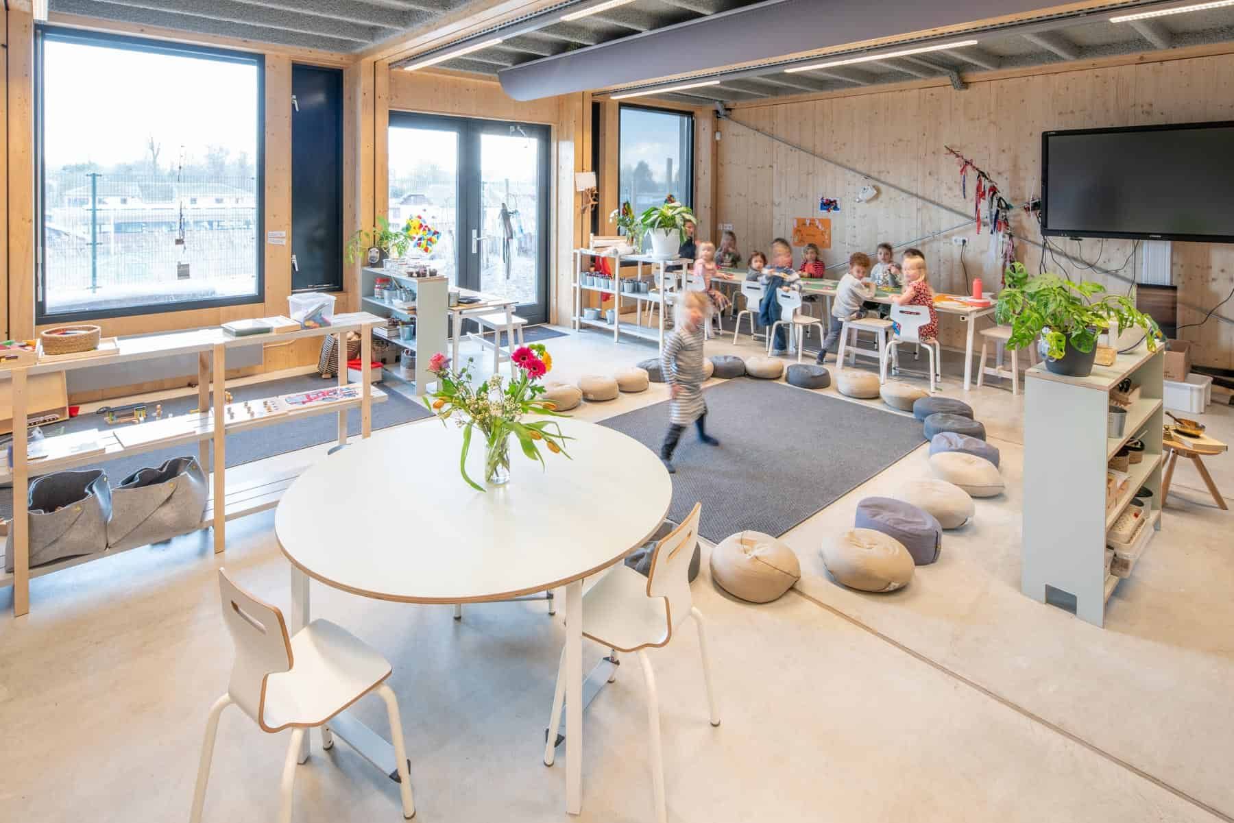 De binnenkant met tafels en stoelen van basisschool Klein Amsterdam