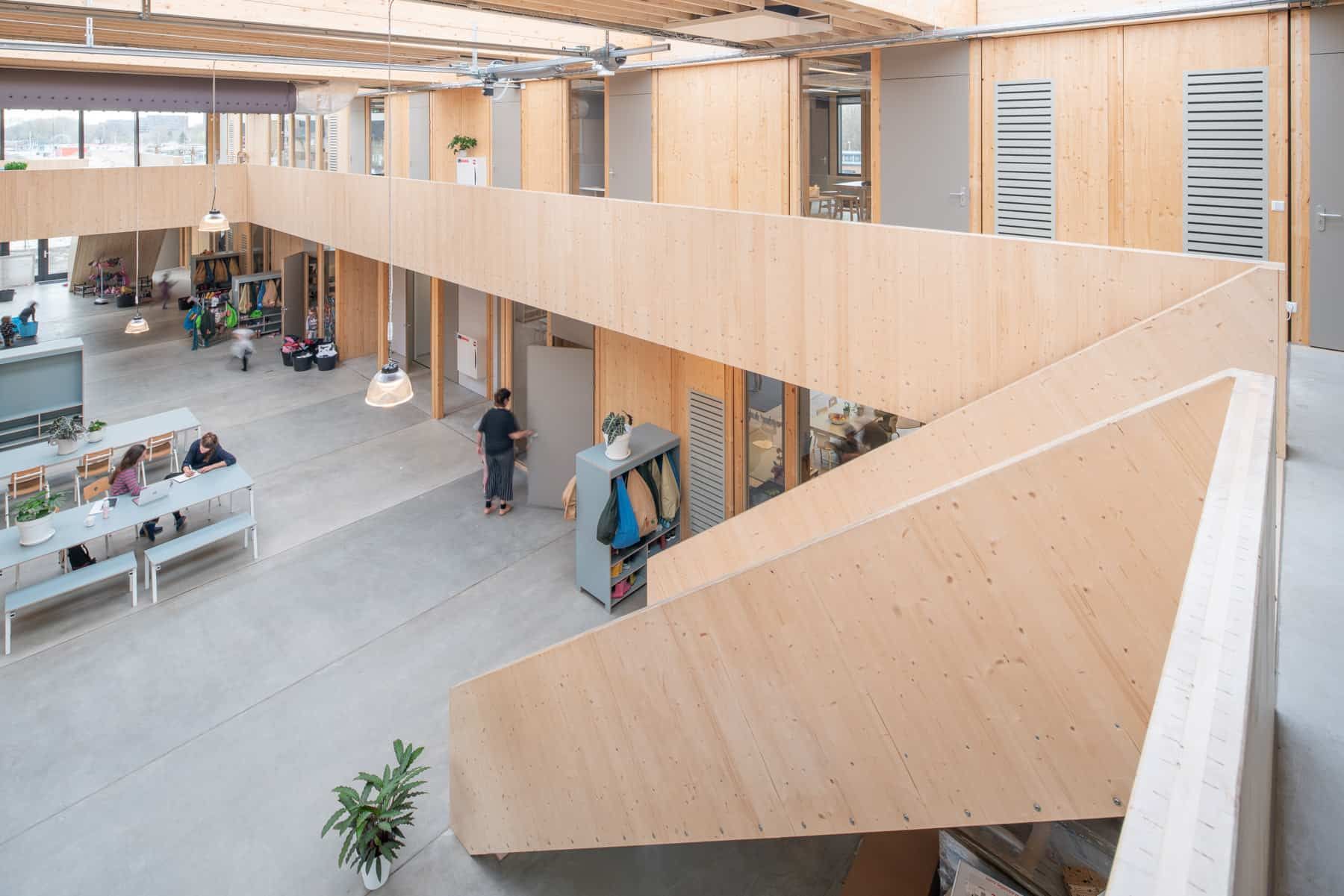 De houten aspecten aan de binnenkant van basisschool Klein Amsterdam