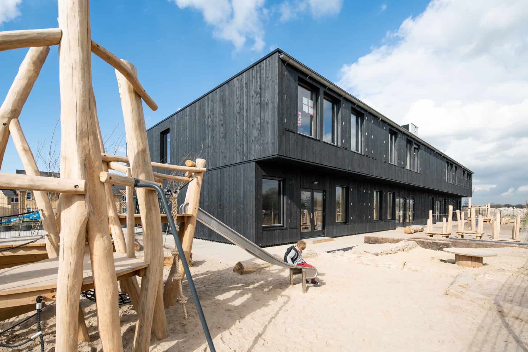 Zwarte houten buitenkant van basisschool Klein Amsterdam
