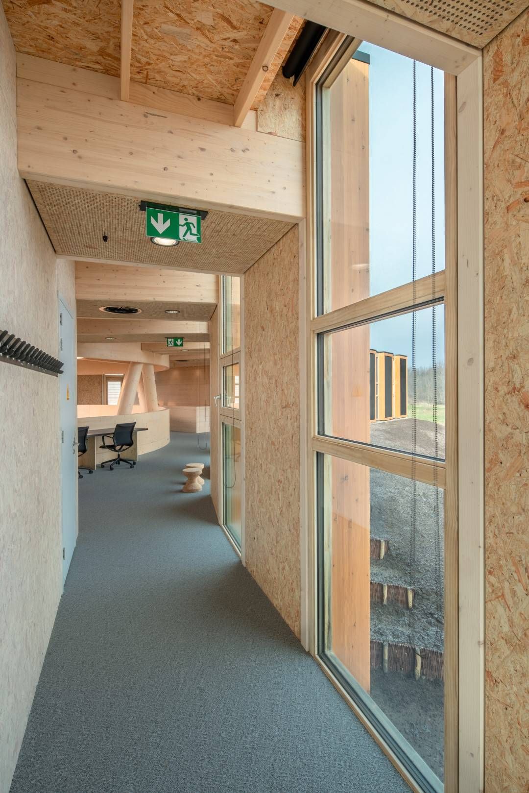 Gang van Biosintrum met grijze vloer grote ramen