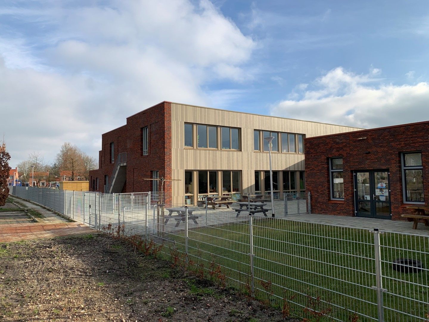 Zijkant van de Brede school in Scheemda met hout en bakstenen