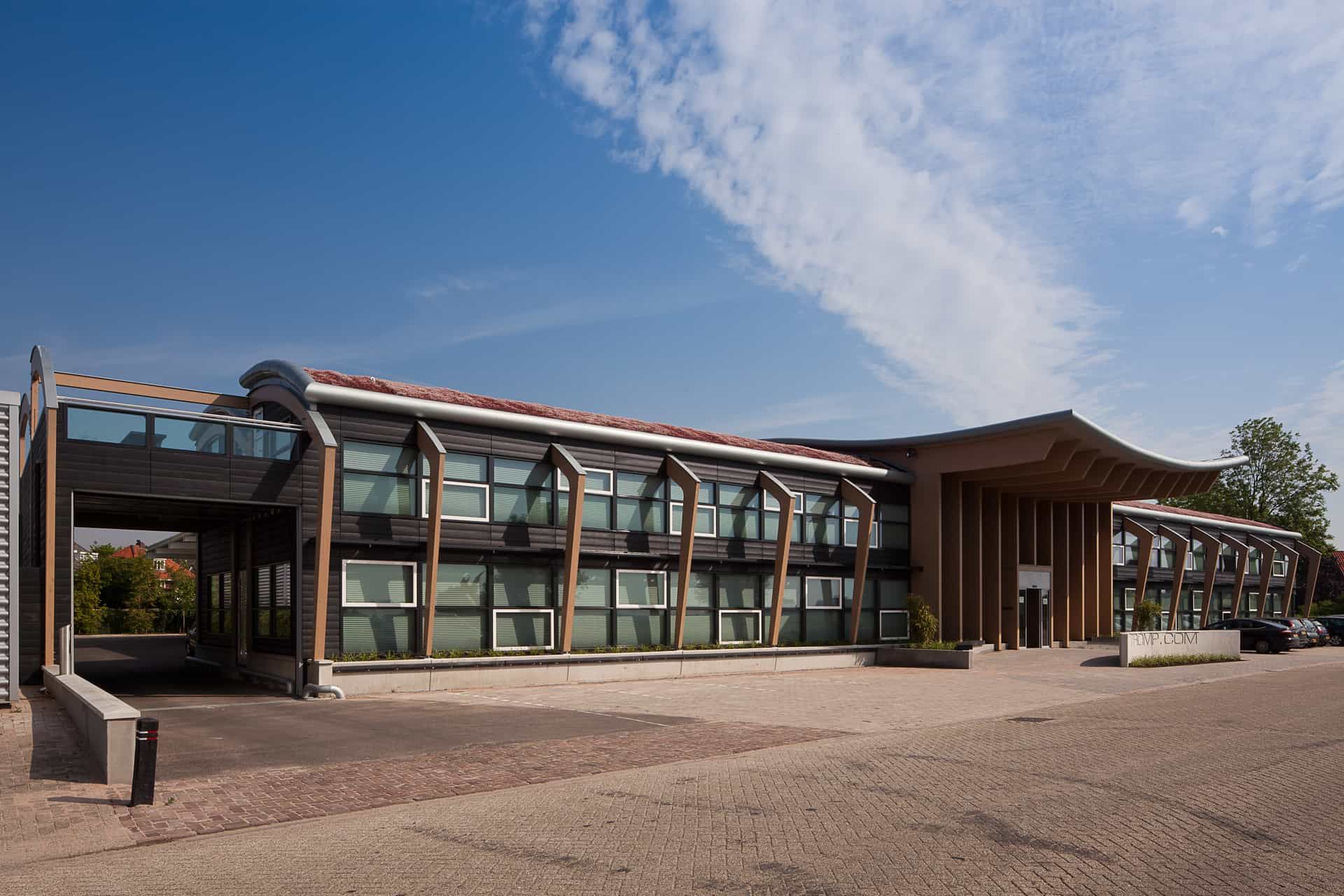 Glazen gebouw met houten constructie