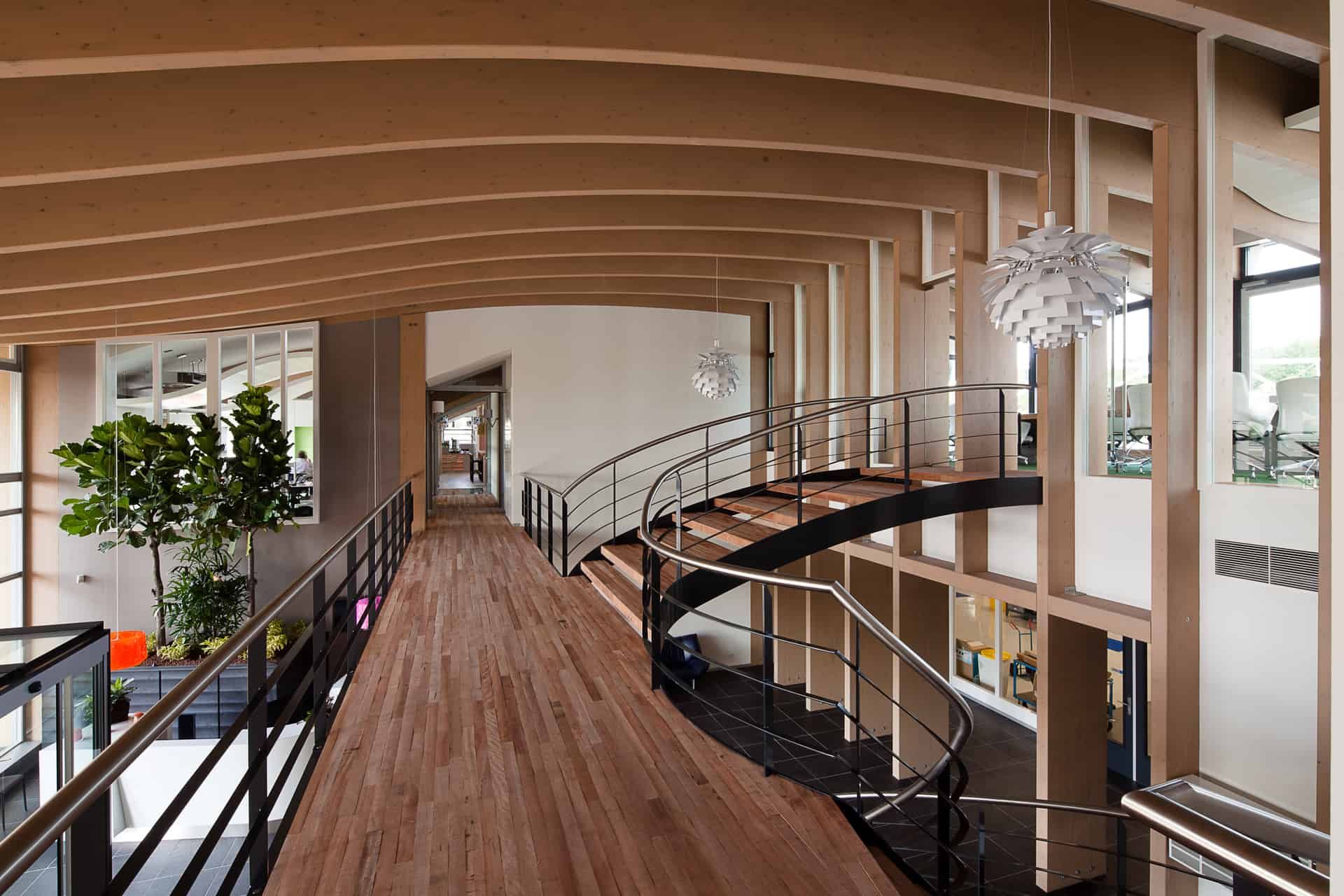 Binnenkant interieur Tromp medical centrum met hout