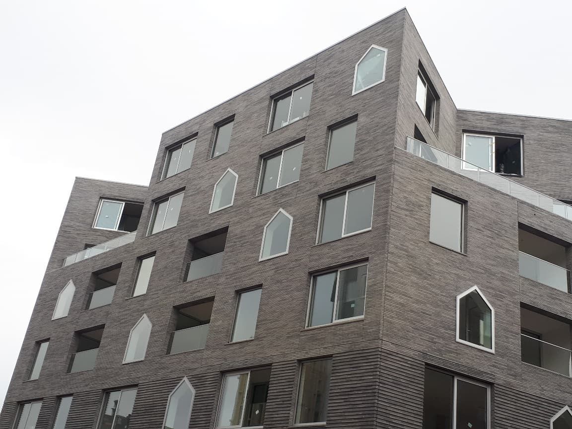 Gebouw met complexe gevel en verschillende vormen van ramen