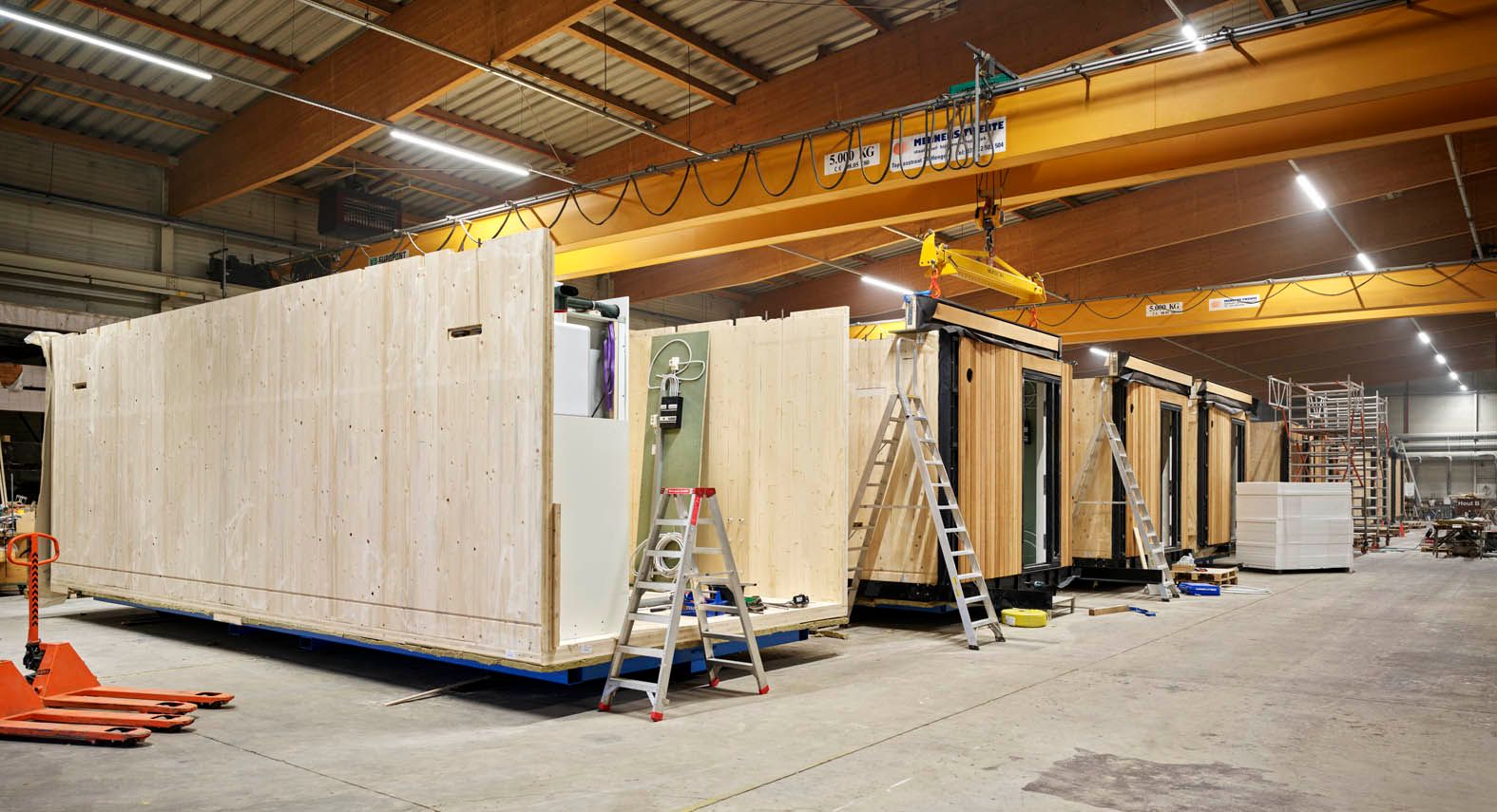 Houten woonstudio in fabriek