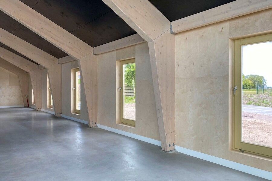 De binnenwand van hout met houten balken en enkele ramen