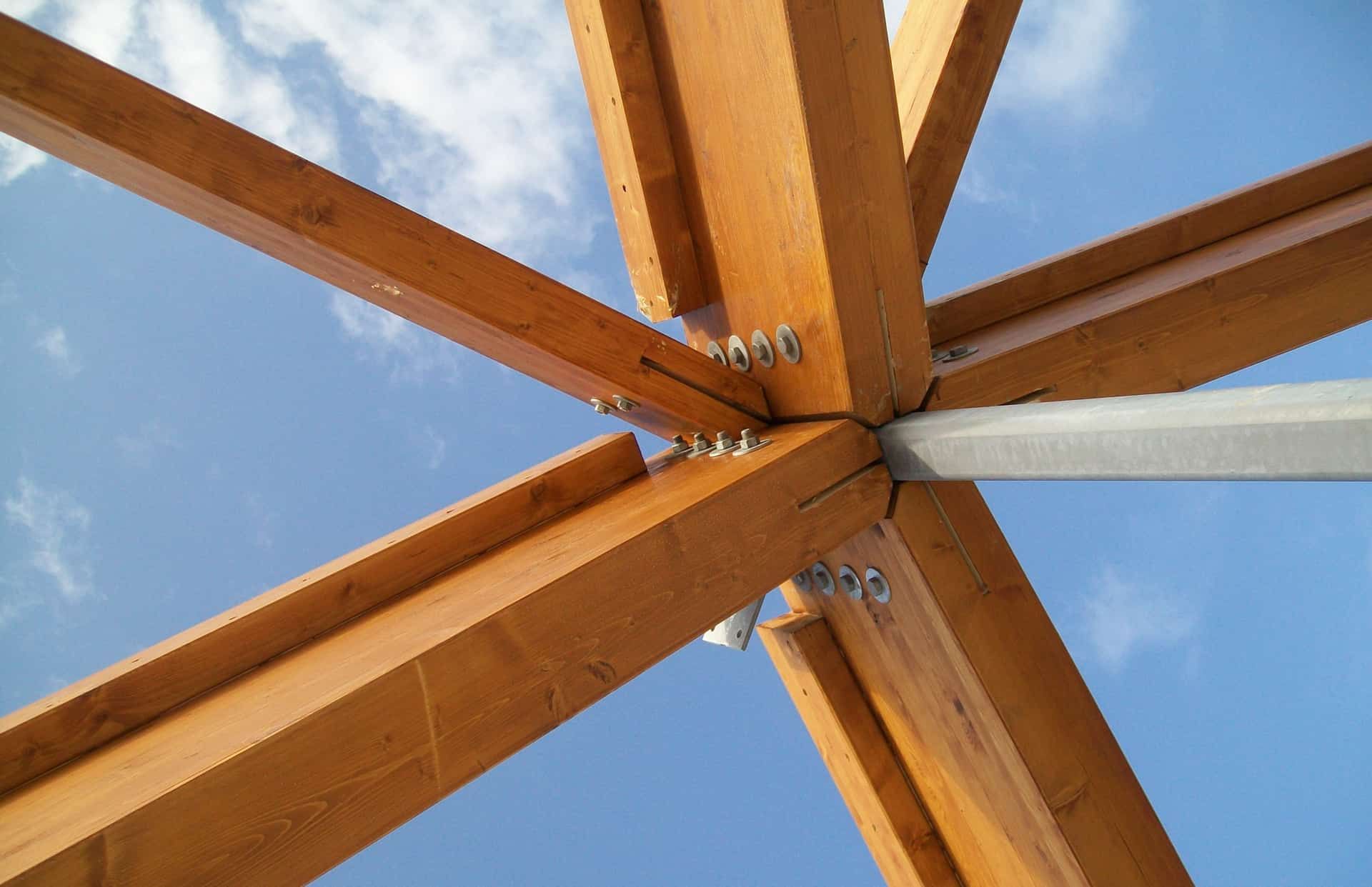 Bruine houtconstructie met blauwe lucht