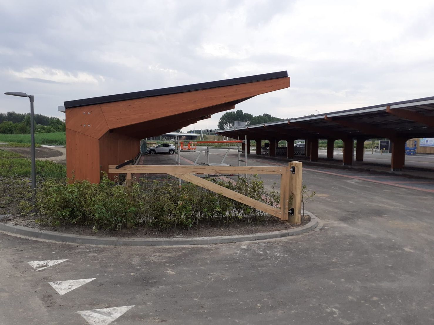 Houten overkapping van een parkeerplaats