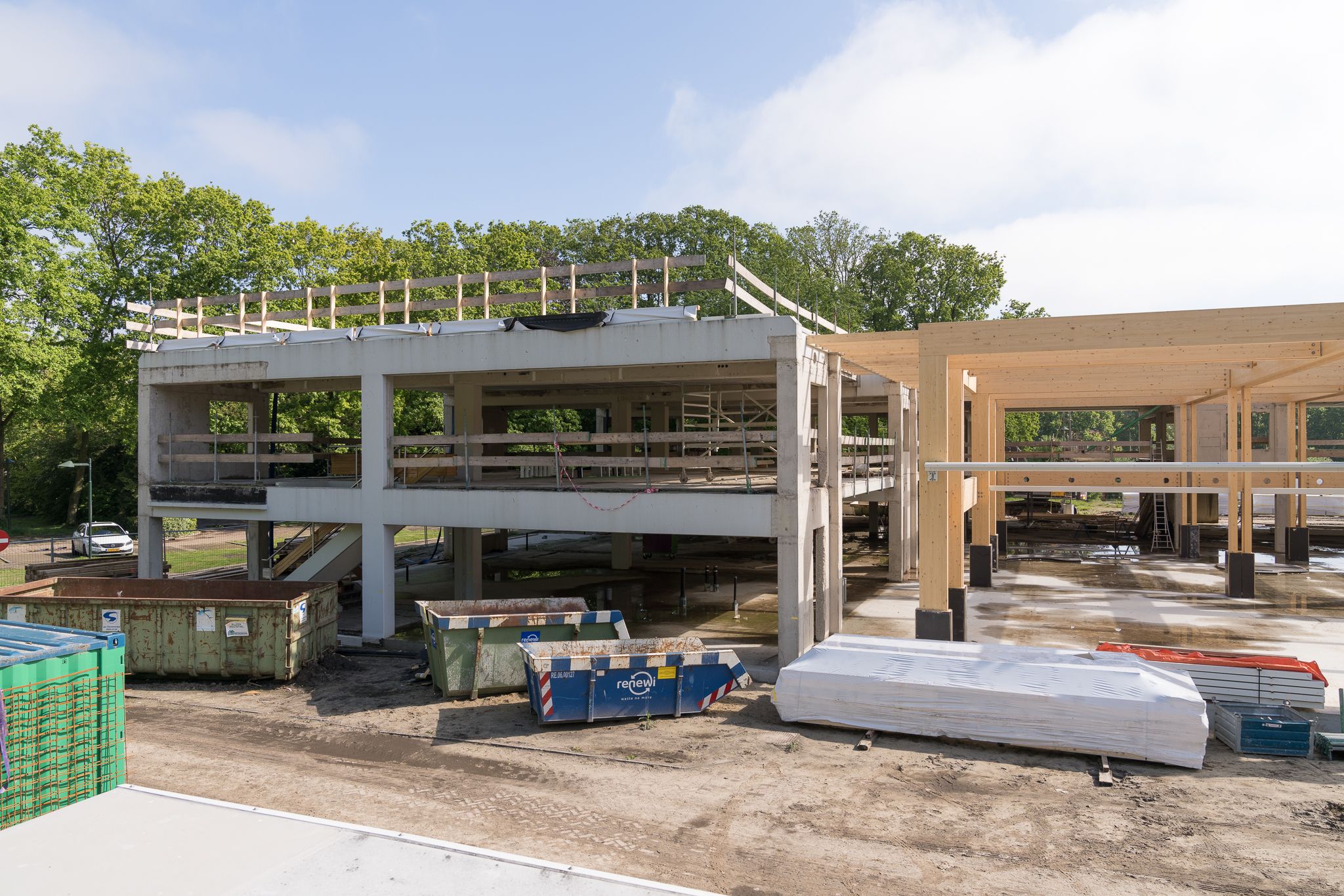 Bouwplaats met een gebouw in aanbouw met een houten frame
