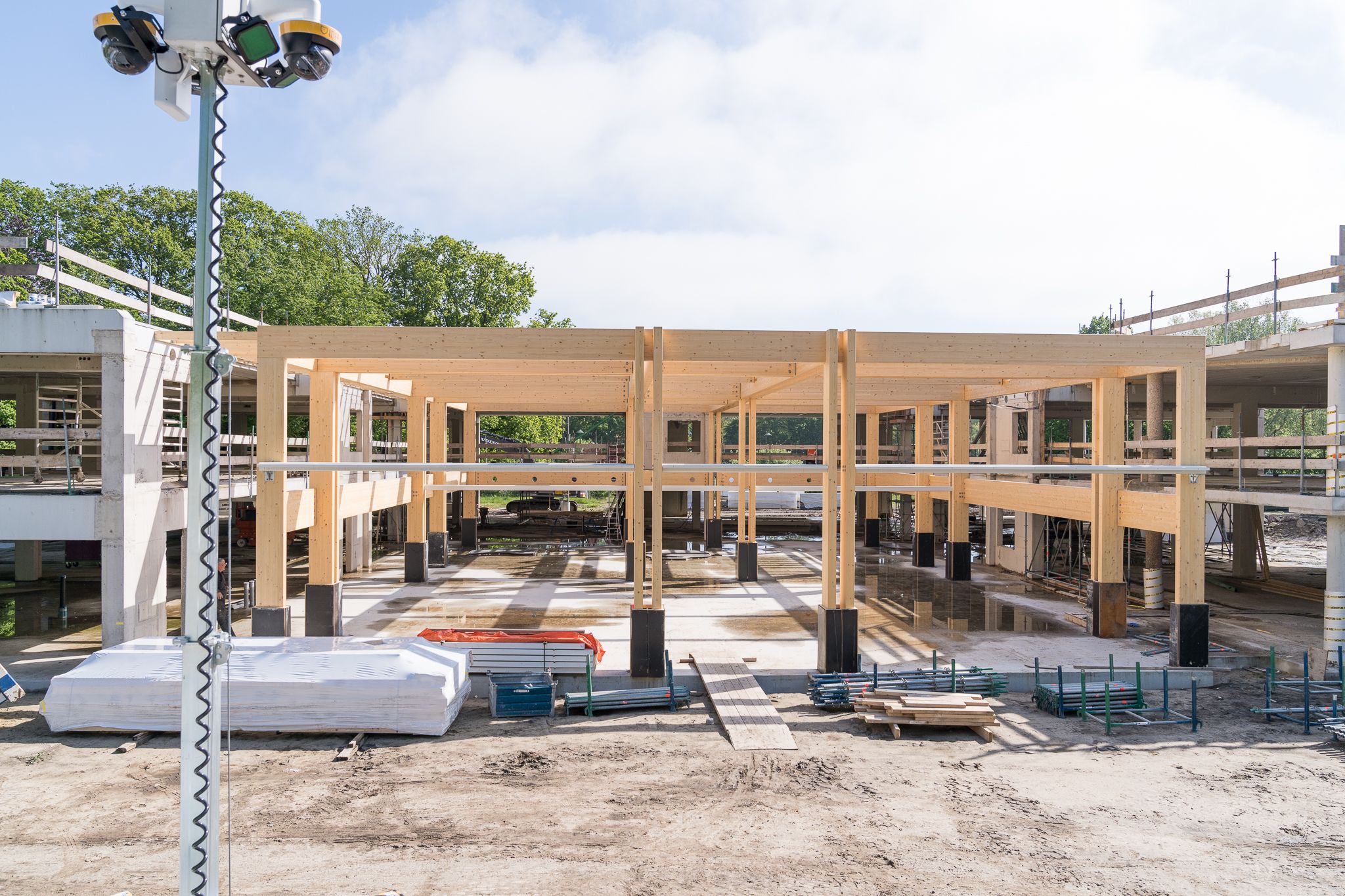 Houten balken van gebouw in aanbouw vanaf de voorkant