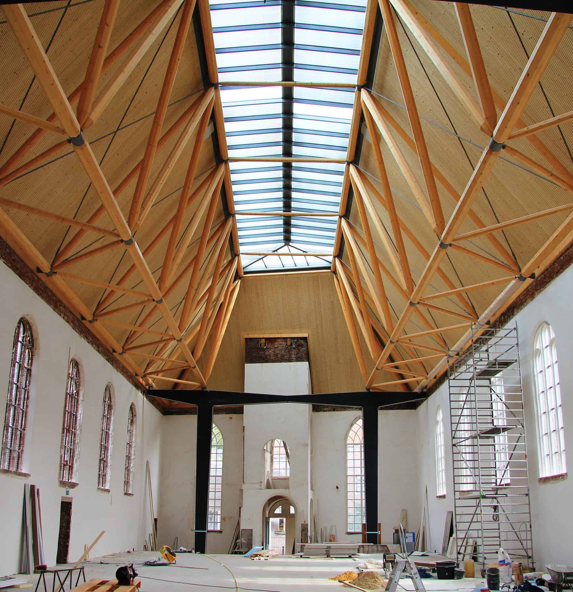 Binnenkant van de houtconstructie in de Elleboogkerk