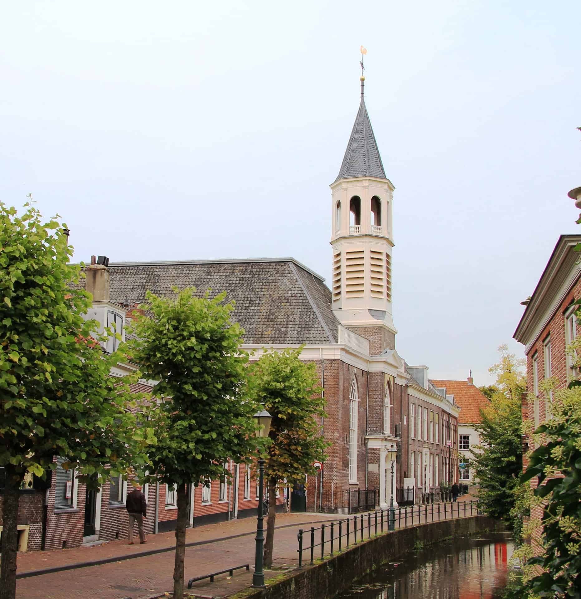 De Elleboogkerk met toren naast de gracht