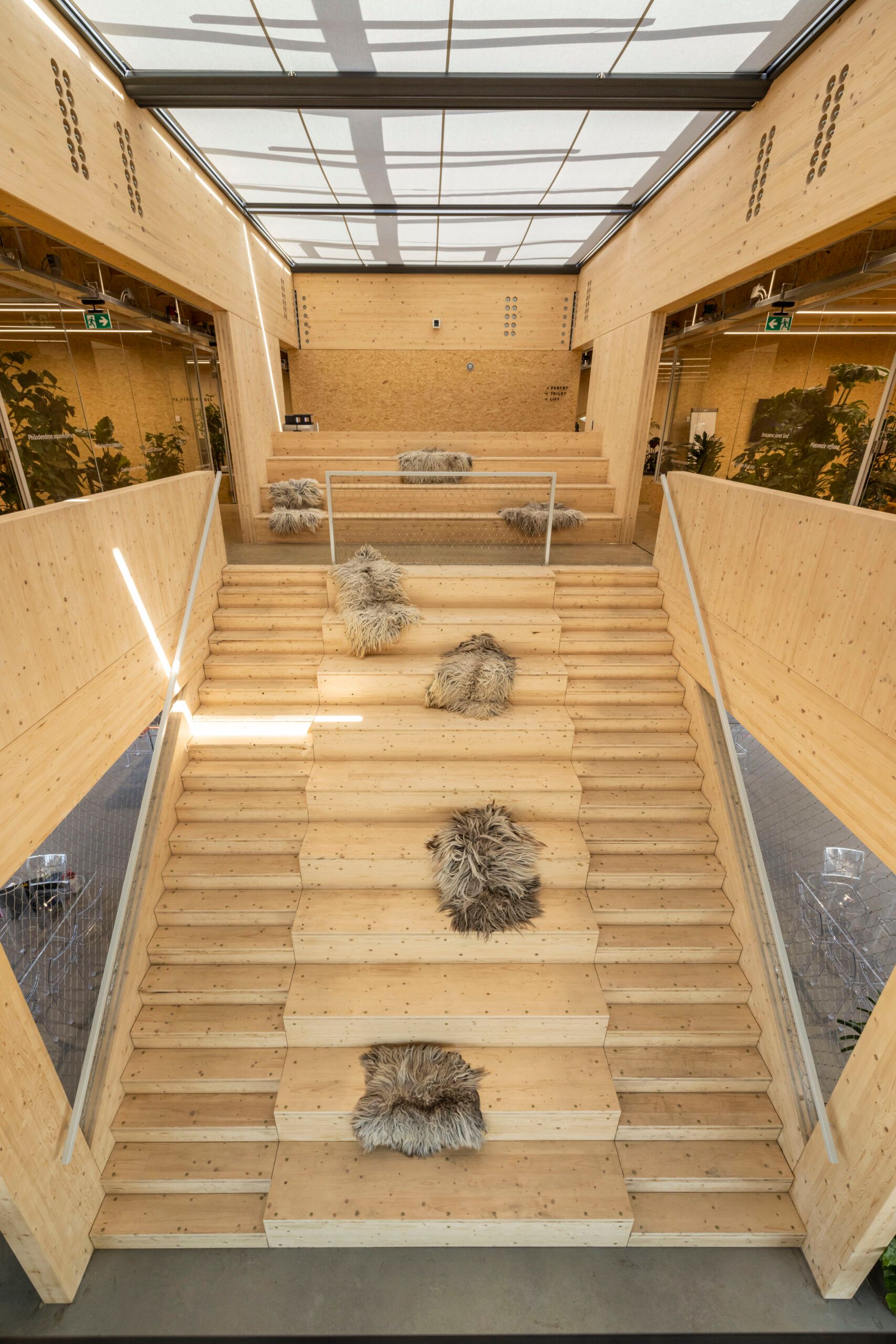 Houten trappen met vachtjes erop