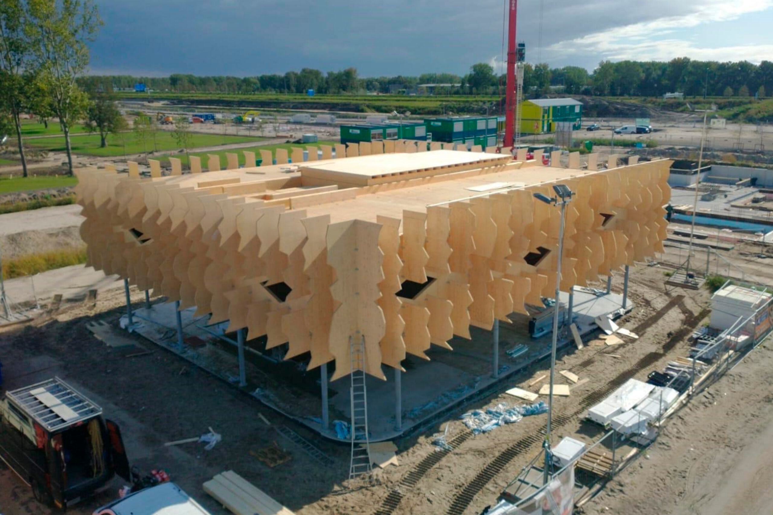 Gebouw in aanbouw met houten bovenkant
