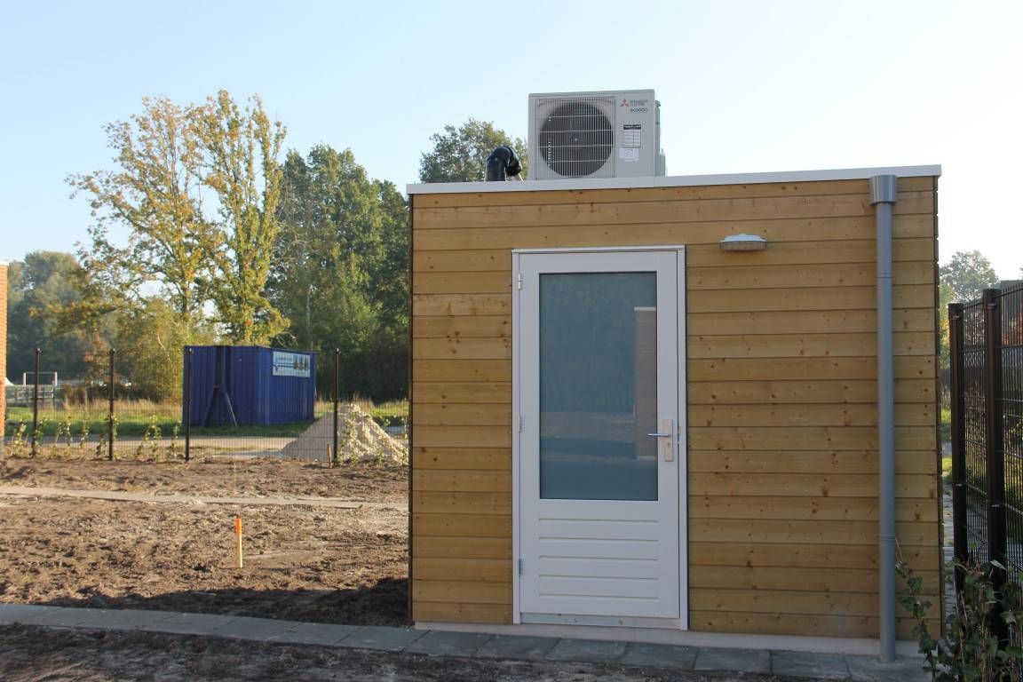 Splinternieuwe berging met ventilatie op het dak