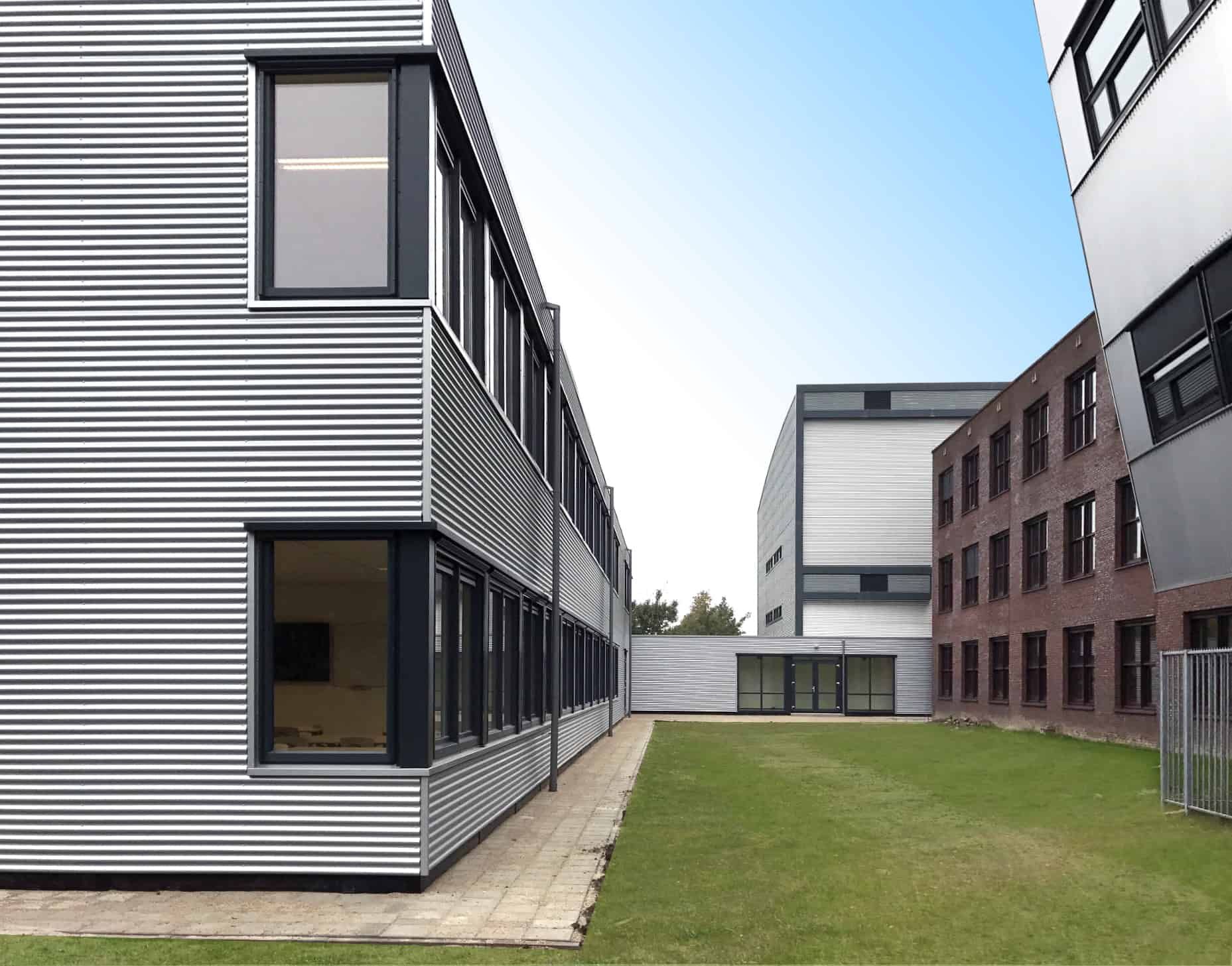 Tijdelijke schooluitbreiding van Helen Parkhurst school met sluis naar het bestaande gedeelte