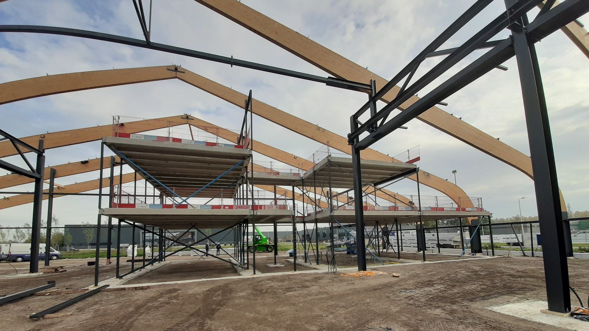 Houten spanten met stalen palen van een gebouw in aanbouw