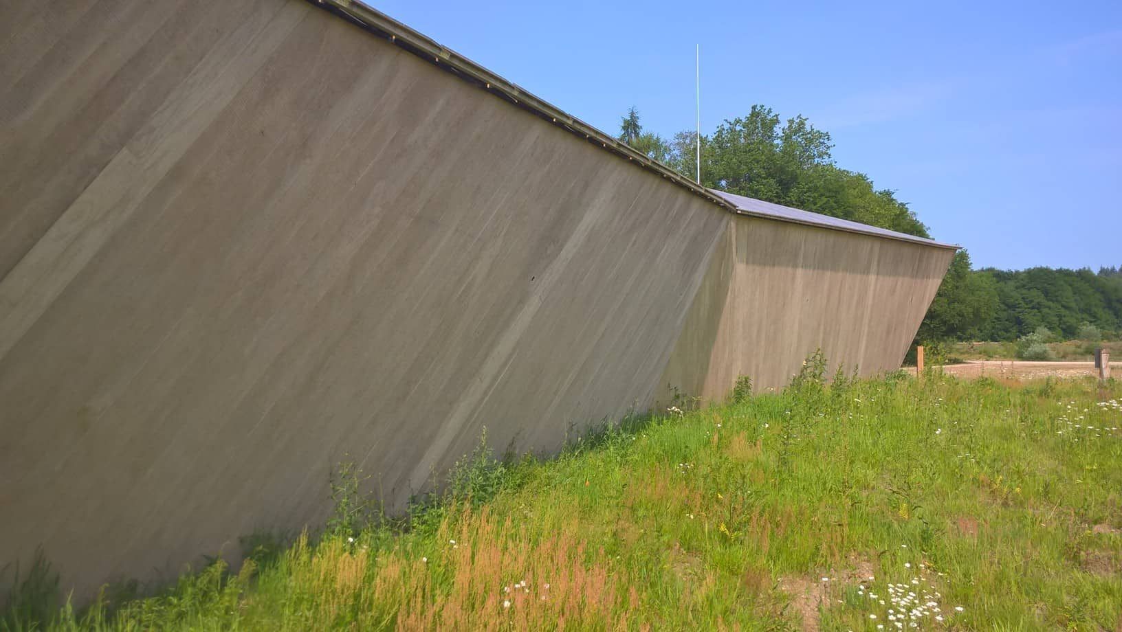 Houten zijkant van een gebouw op grasveld