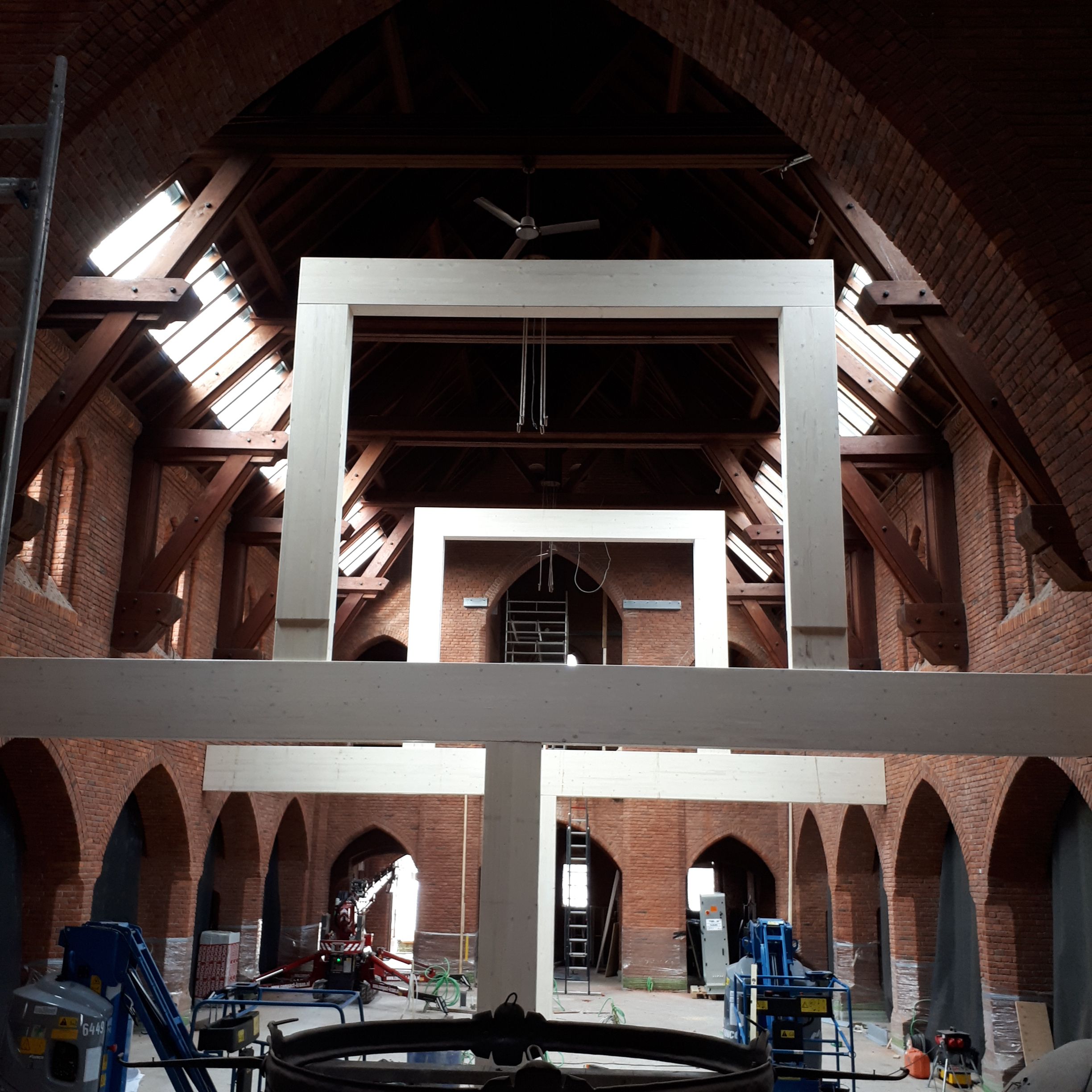 Verbouwing binnen in de kerk met houten balken en bouwmateriaal