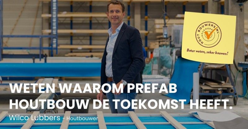 Man in een hal met keurmerk en tekst