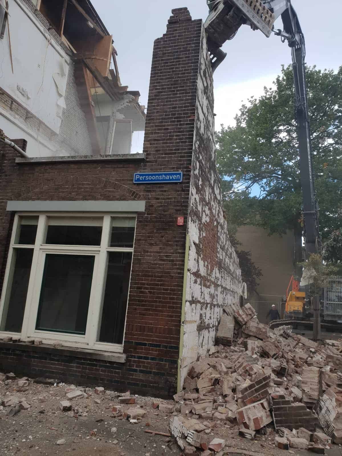 Bakstenen huis in de sloop