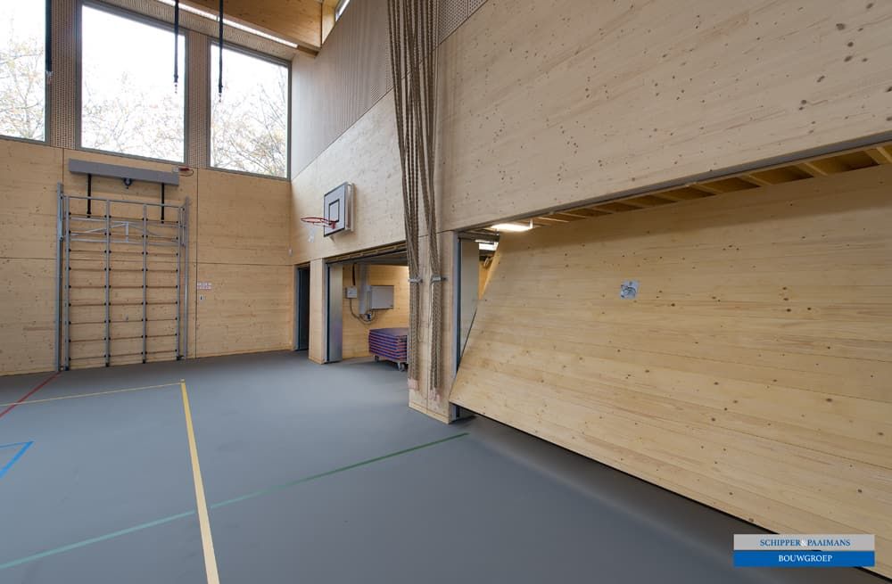 Houten sporthal met opberghok, schuine deur naar boven naar het opberghok en klimrek