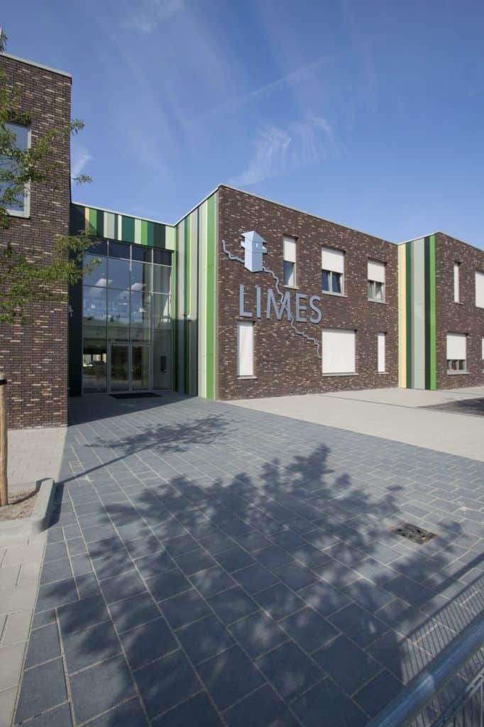 De ingang met groene aspecten van school MFA Limes