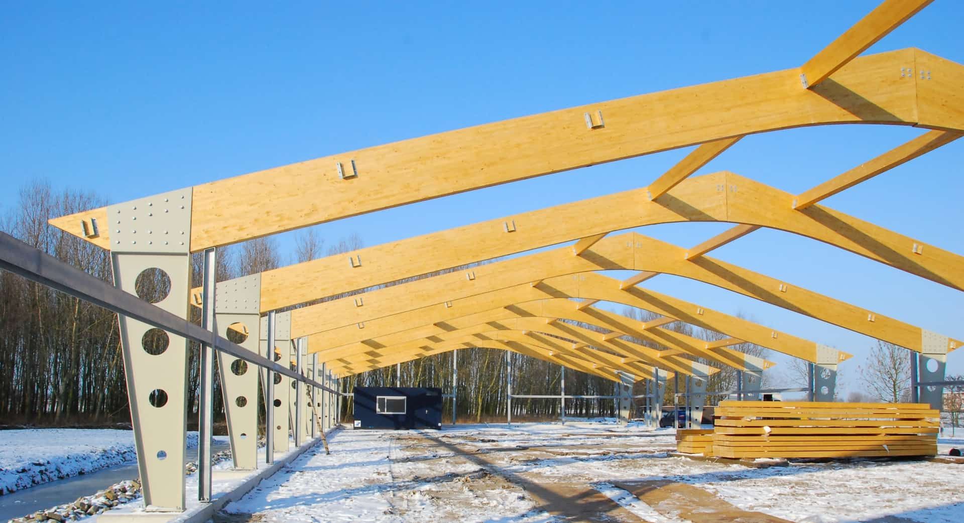 Houten constructie manege met stalen onderstel en houten balken in de sneeuw