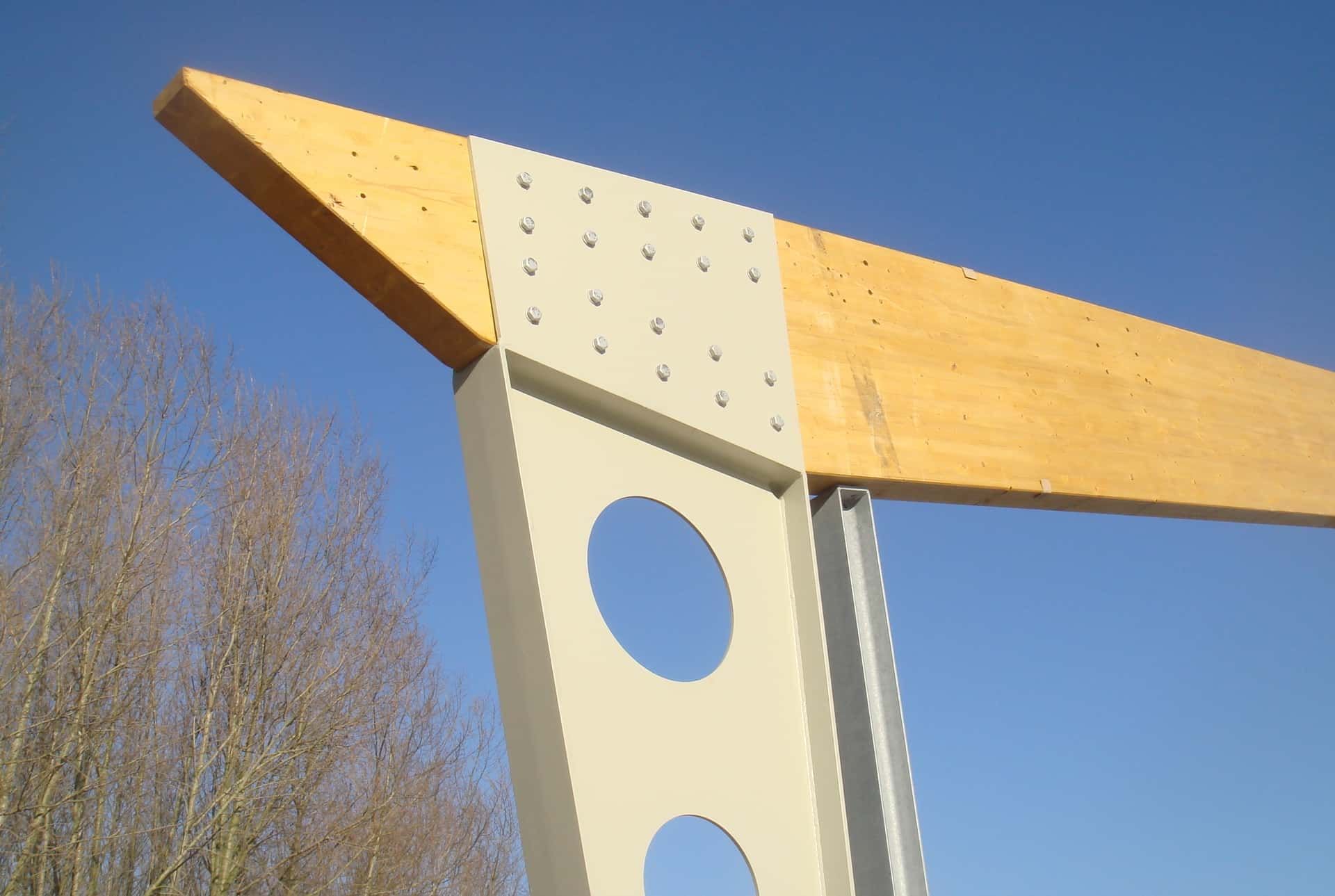 Stalen onderstel met houten balk