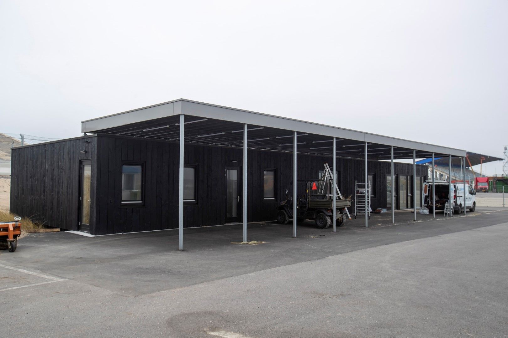 De voorkant met overkapping van het Medisch Centrum in Zandvoort