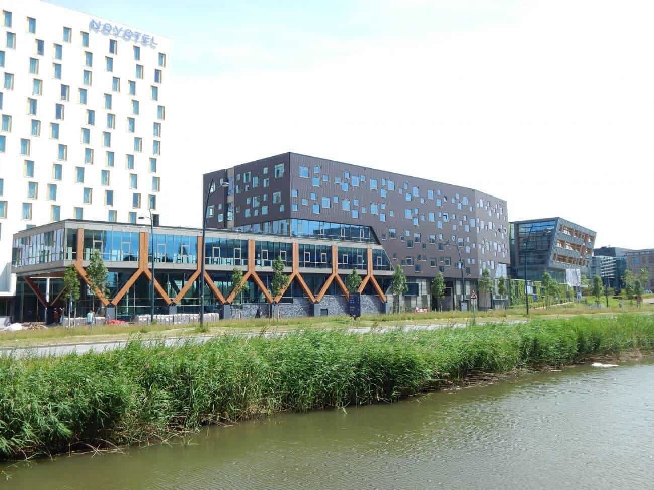 Groot hoog gebouw met water en gras