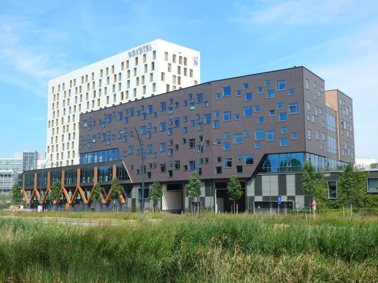 Groot hoog gebouw met gras omringd