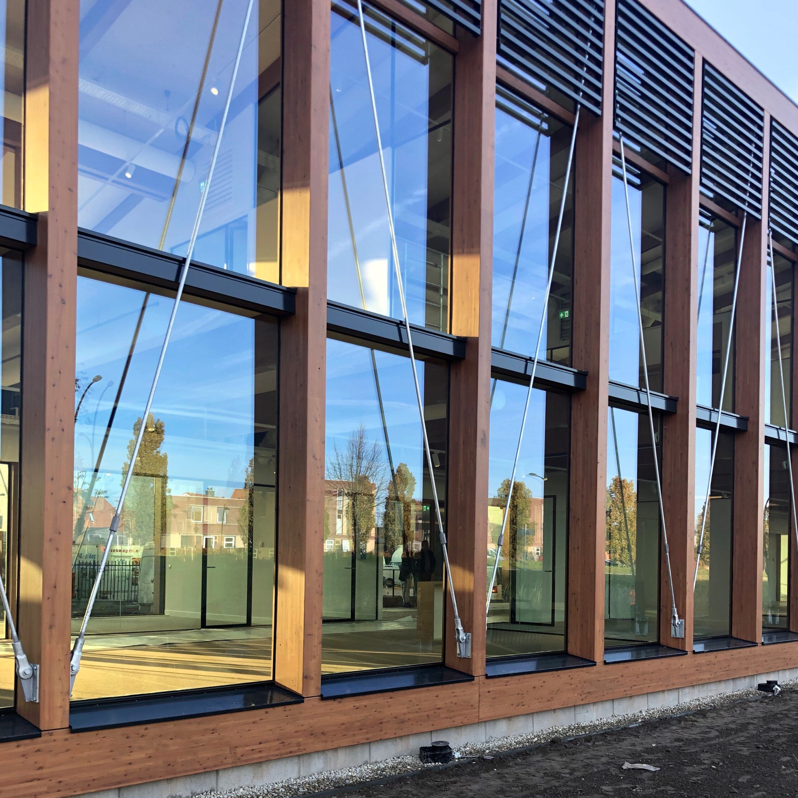 Glazen gebouw met houten balken aan de zijkant van dichtbij