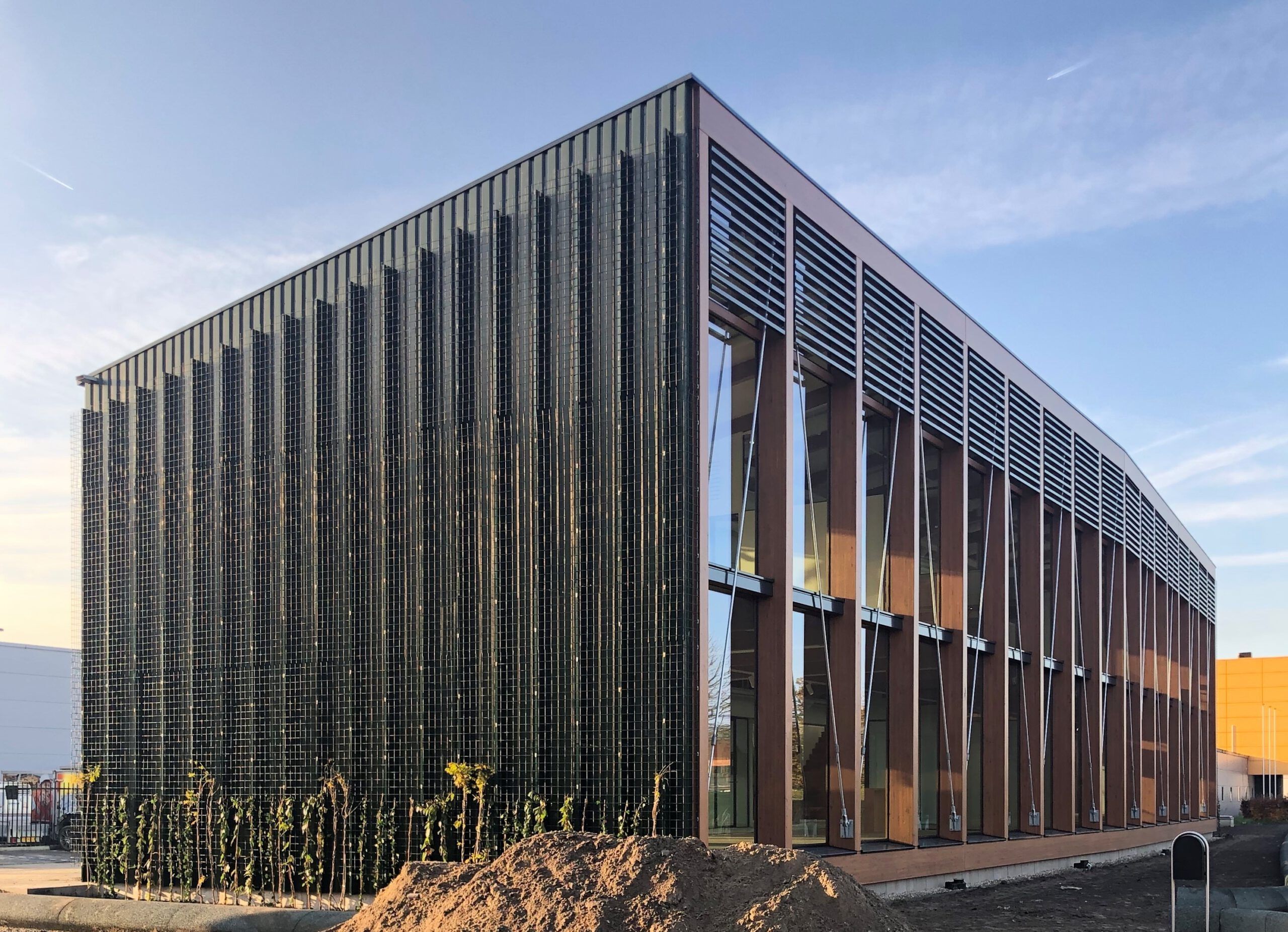 Glazen vierkant gebouw met houten balken