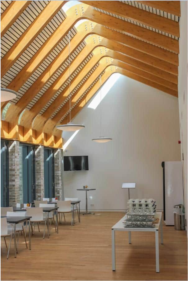 Binnenkant van een het gebouw op de begraafplaats met witte meubels
