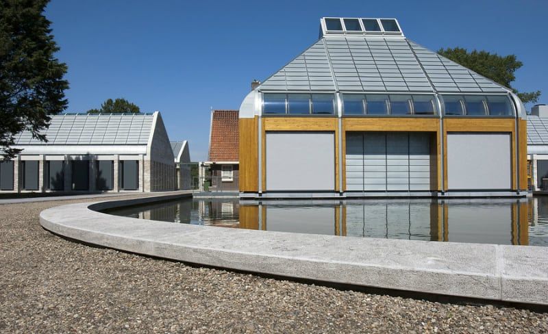 Gebouw omringd met water en steentjes