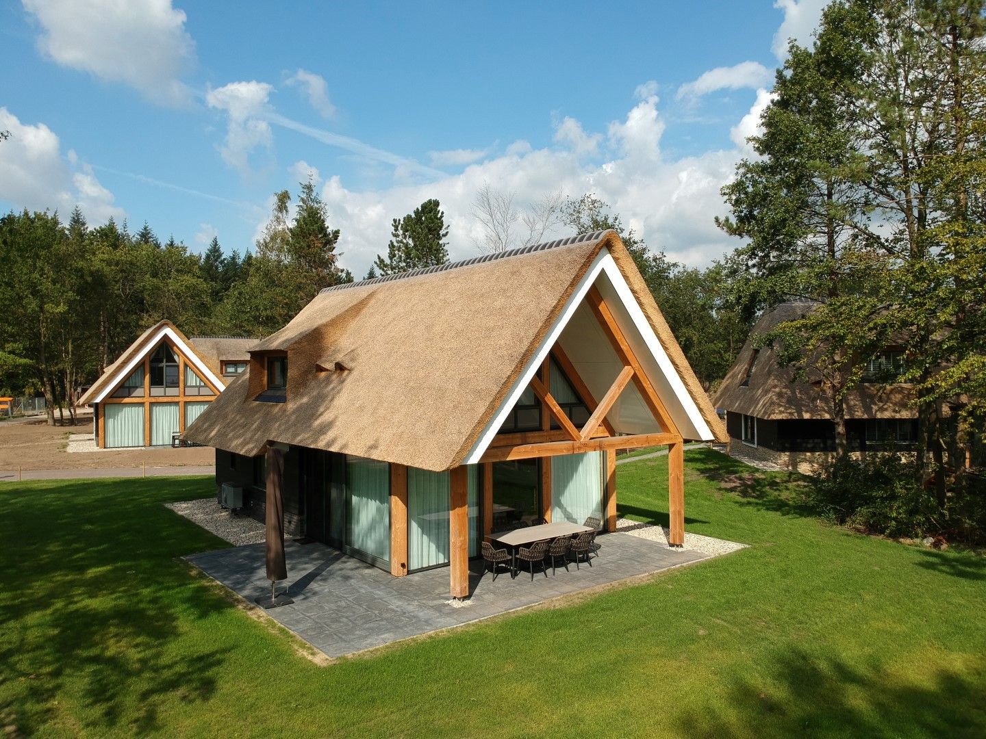 Vakantievilla's achter elkaar met bestrating en glas