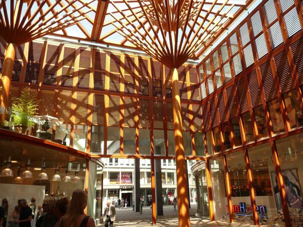 Houten paraplu met schaduwen in het gebouw