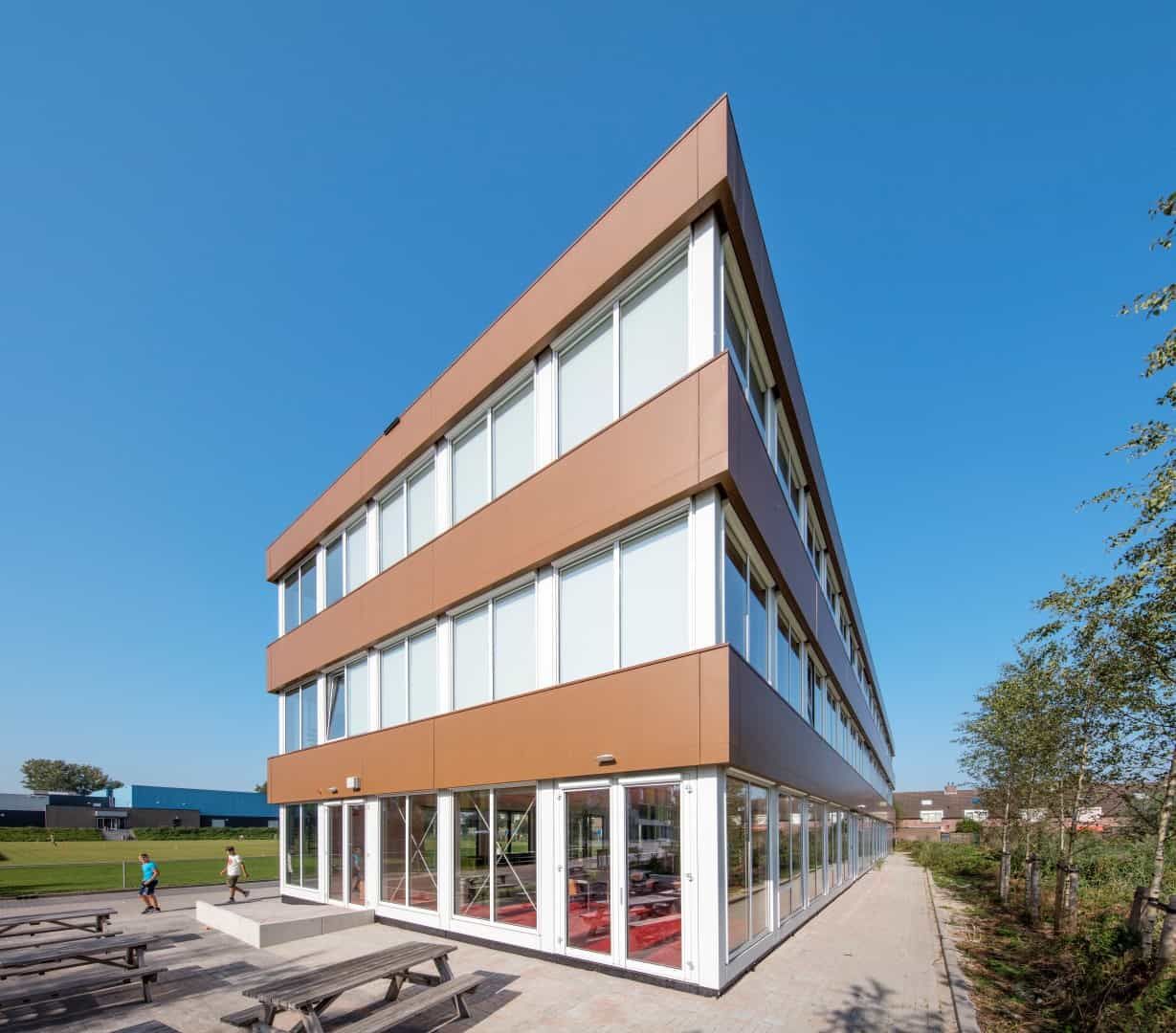 Het zij-aanzicht met veel ramen van het Paviljoen Fiorettie college