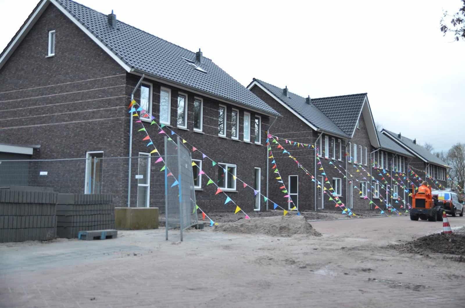 Zwarte huizen met vlaggetjes