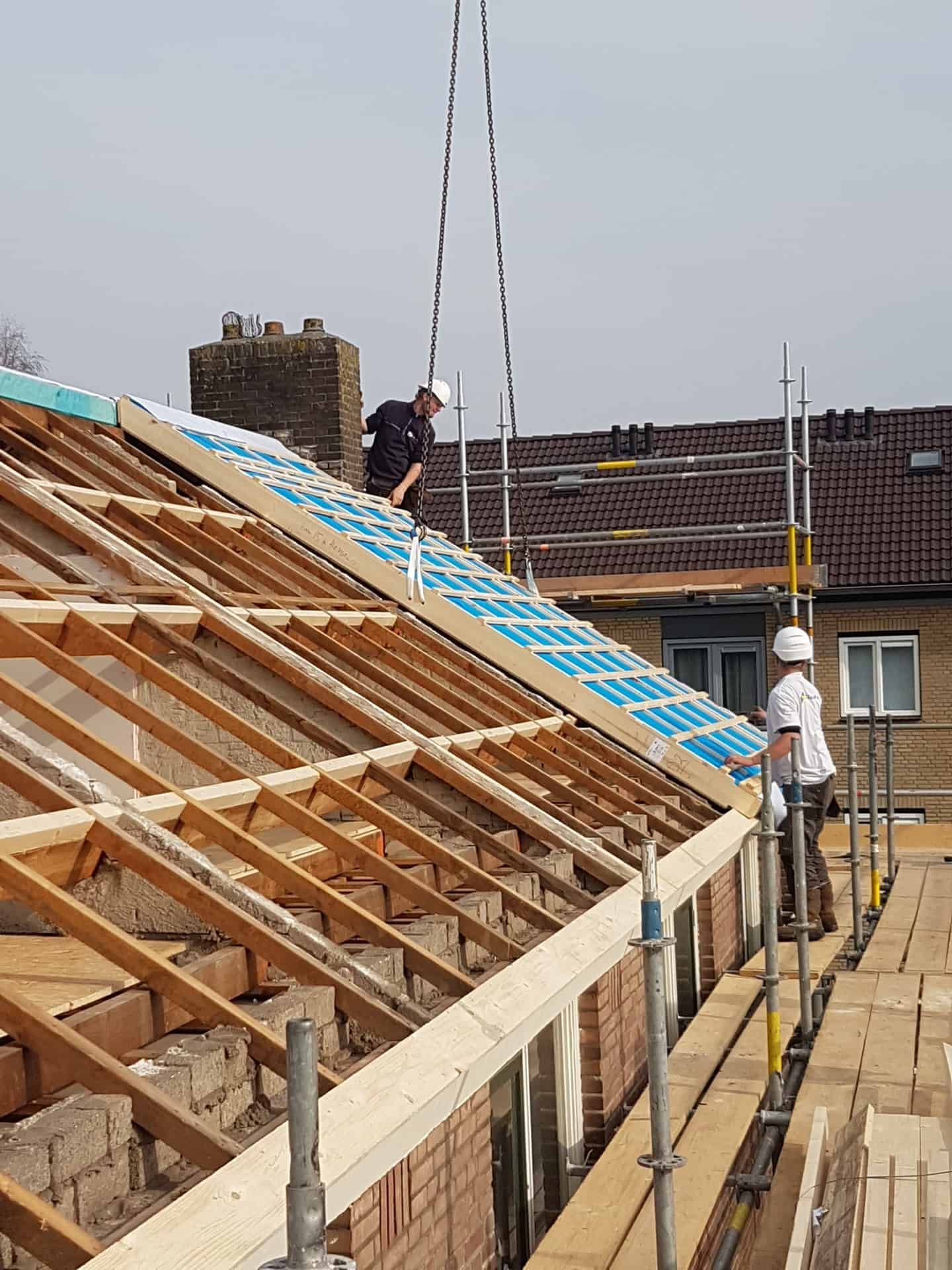 Daken die worden gerenoveerd op bouwplaats