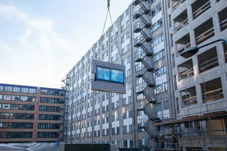 Zwevende gevel naast groot gebouw
