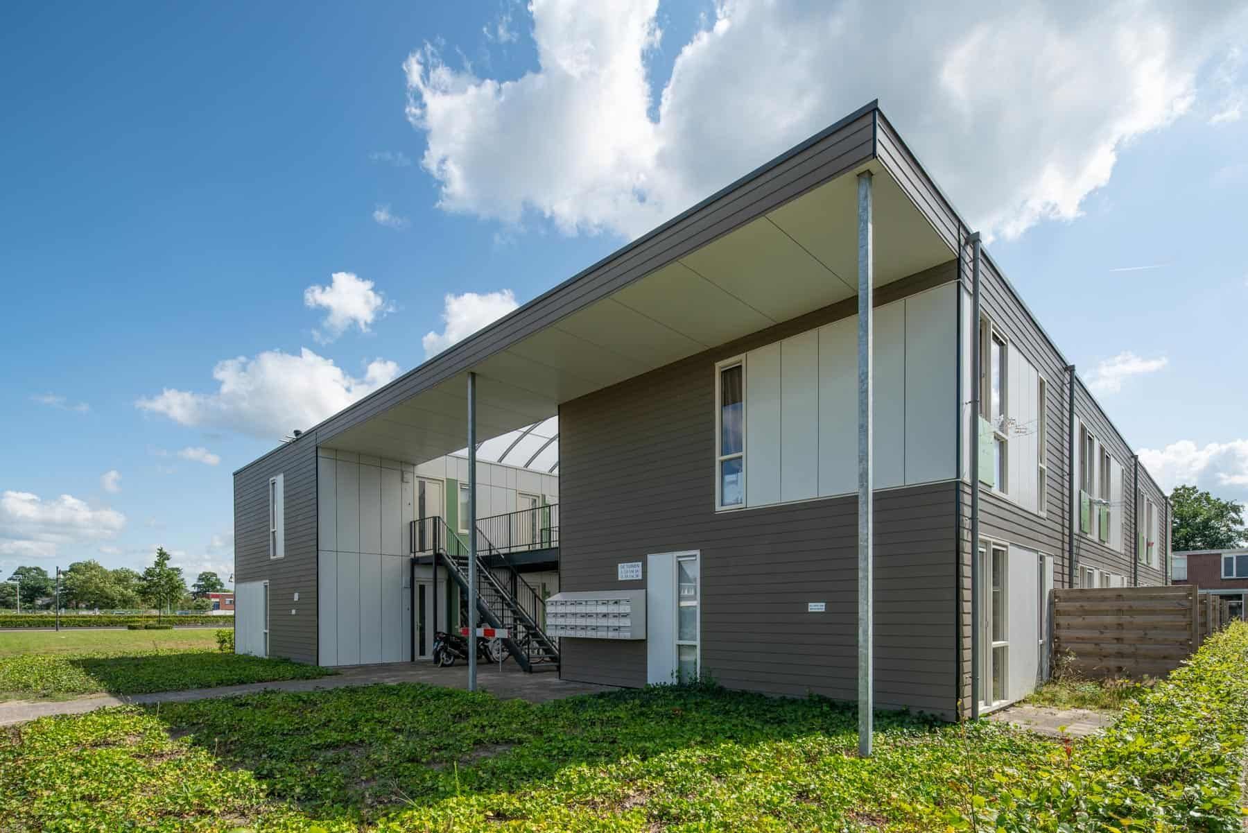 De zijkant van de semipermanente woningen in Drachten